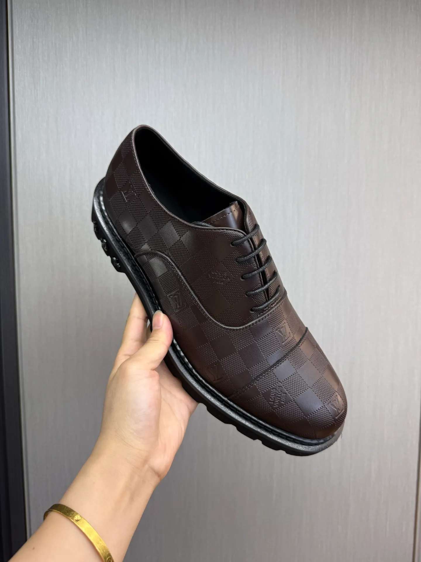 Men's shoes 💰900💰 LV. Men's casual lace-up leather shoes, the latest hot style 🔥 1:1 original purchase quality, top quality goods ⬆️The upper is imported open-edge beaded cowhide, cowhide, and cow suede. The hand-made three-dimensional stitching highlights the round toe design. The inner foot pads are all imported cowhide, with the original wear-resistant foam outsole, matching code 39-44, (38, 45 custom-made, non-refundable)